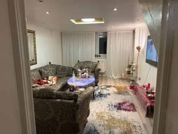2 Bedroom Furnished Flat Near Transport and Schools