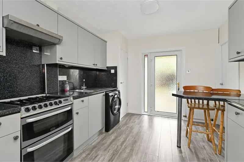 3 Bed End Terrace House with Garden Driveway and Garage