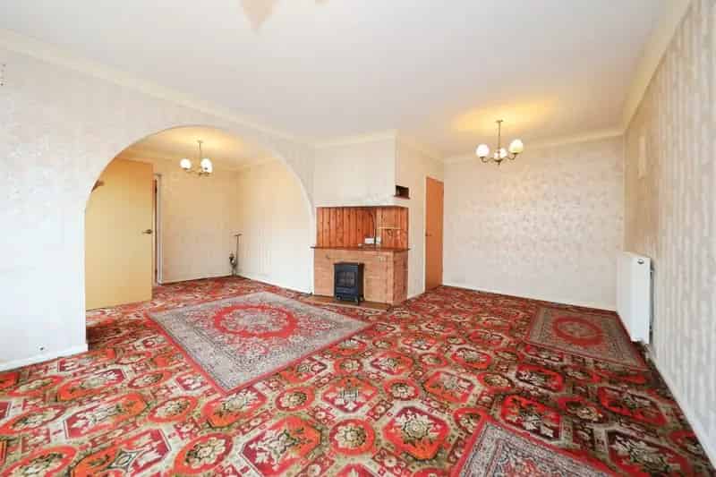 2 Bed House with Conservatory and Double Garage