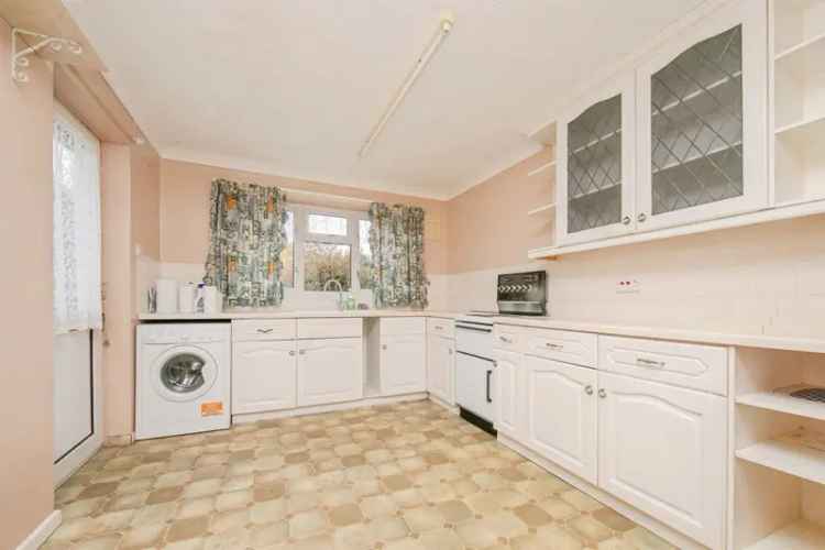 3 Bed House with Garden and Driveway