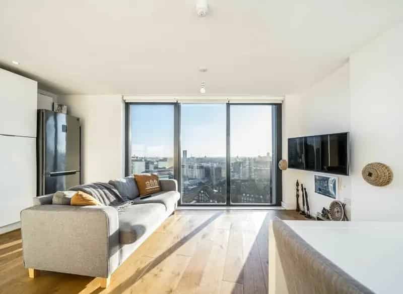 Spacious 2 Double Bedroom Apartment with Balcony and Concierge
