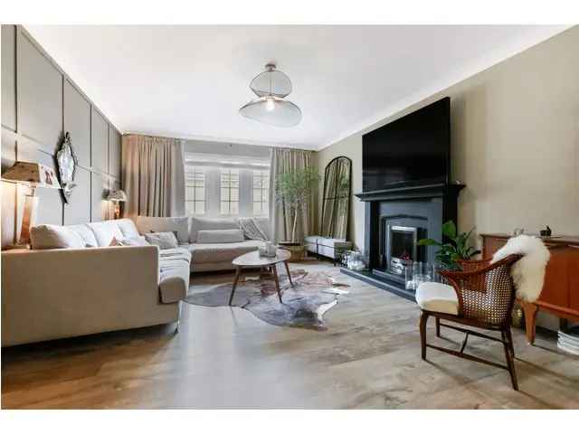 4 Bedroom Detached House for Sale in Russell Brae