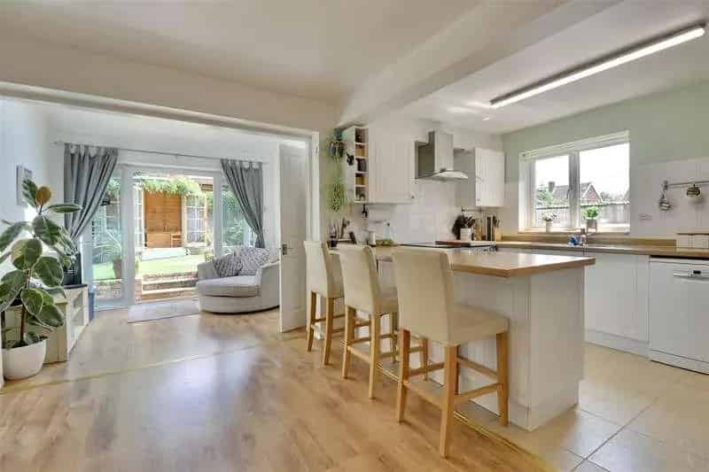 4 Bed House For Sale - Large Family Home with Garage and Garden