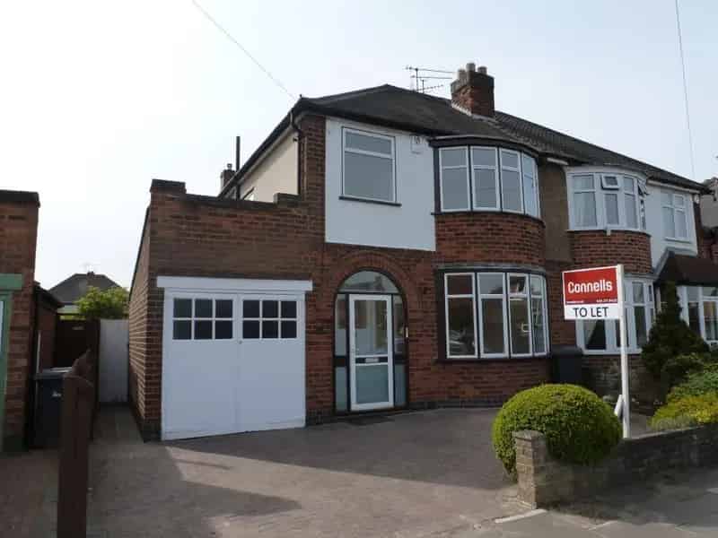 3 Bedroom Semi-Detached House Knighton Available May Pets Considered