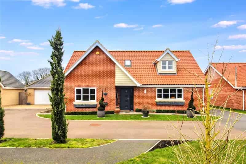 2 Bedroom Bungalow Langley Modern Kitchen Spacious Garden