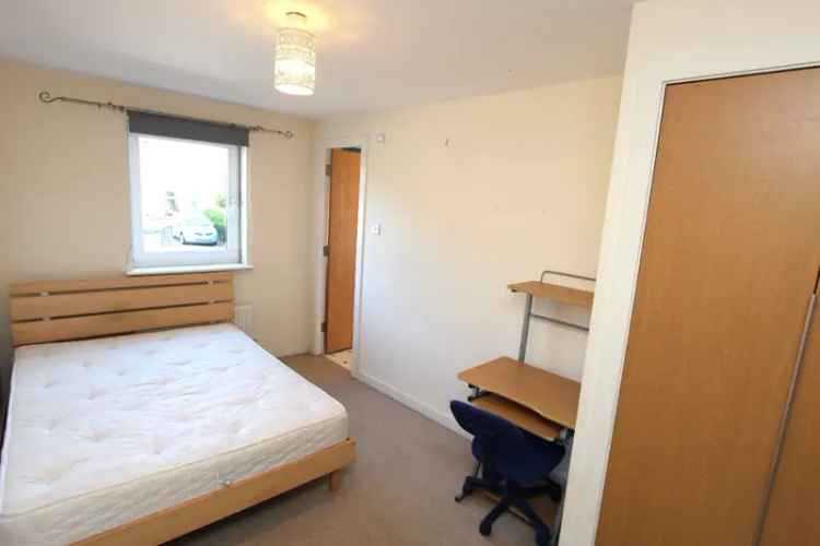 3 Bedroom Flat to Rent in Chesser Edinburgh