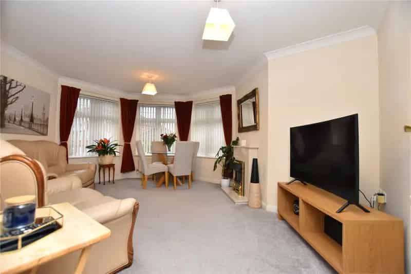 3 Bedroom Apartment Near M1 M62 Leeds