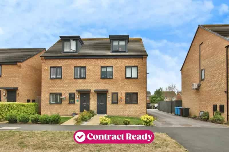 3 Bedroom Semi Detached House For Sale Kingswood