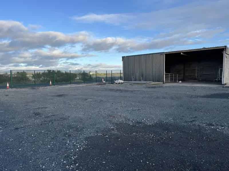 Industrial Unit with Large Yard - Suitable for Various Uses