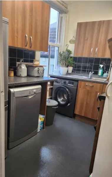 Wandsworth Common 2 Bed Maisonette Near Commons and Schools