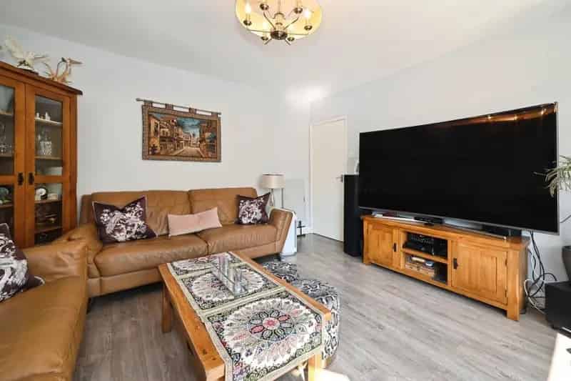 Family Home near Reading M4 Motorway