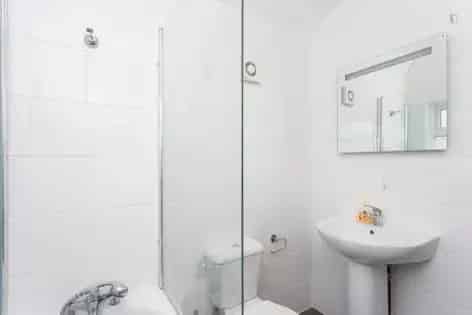 8 Rooms 24m² London
