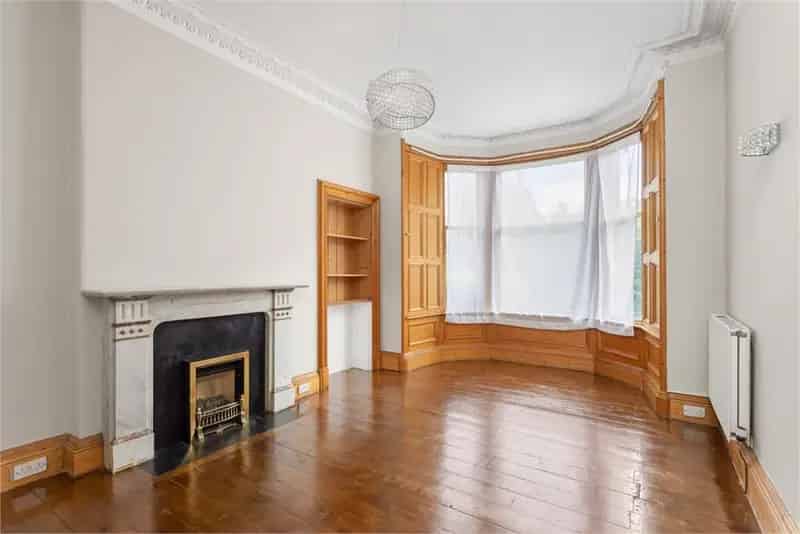 3 Bed Flat Morningside - Freshly Decorated Main Door Flat near Amenities