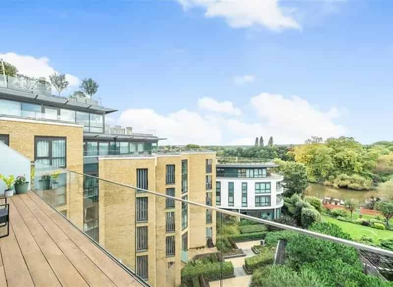 Two Double Bedroom River Thames Apartment with Parking and Concierge
