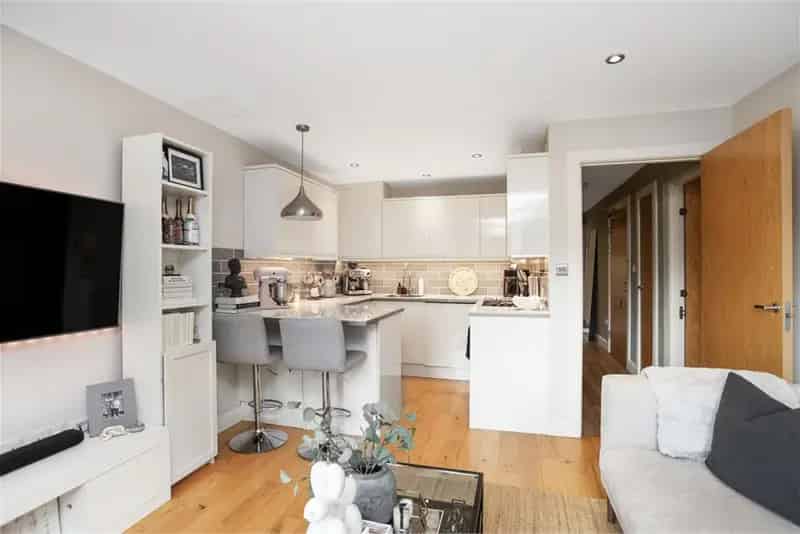 2 Bed Flat - Second Floor with 1 Reception Room