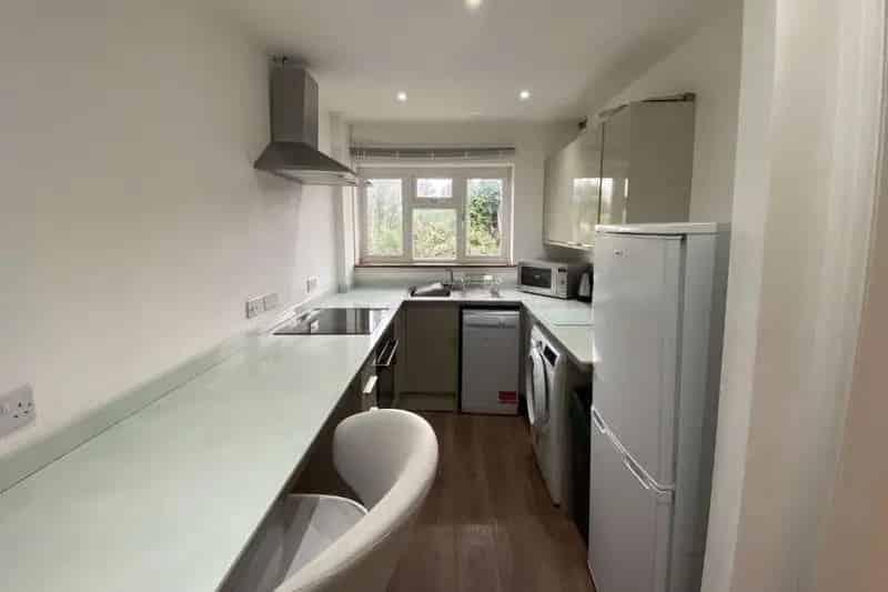 2 Bed Flat for Sale Virginia Water - Buy to Let Opportunity