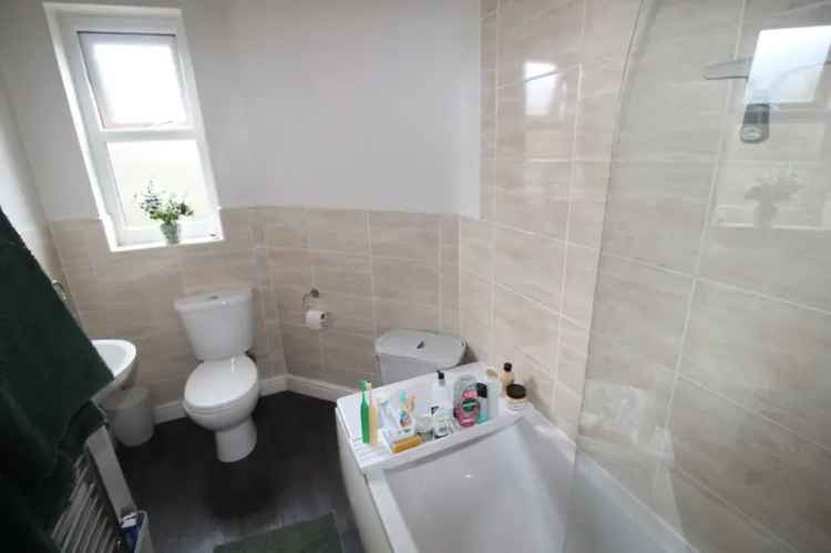 2 Bedroom Mid Terrace House Rothwell West Yorkshire