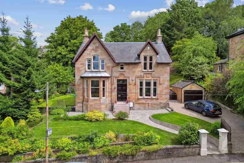 Stunning 5-Bedroom Sandstone Villa in Mansewood Glasgow