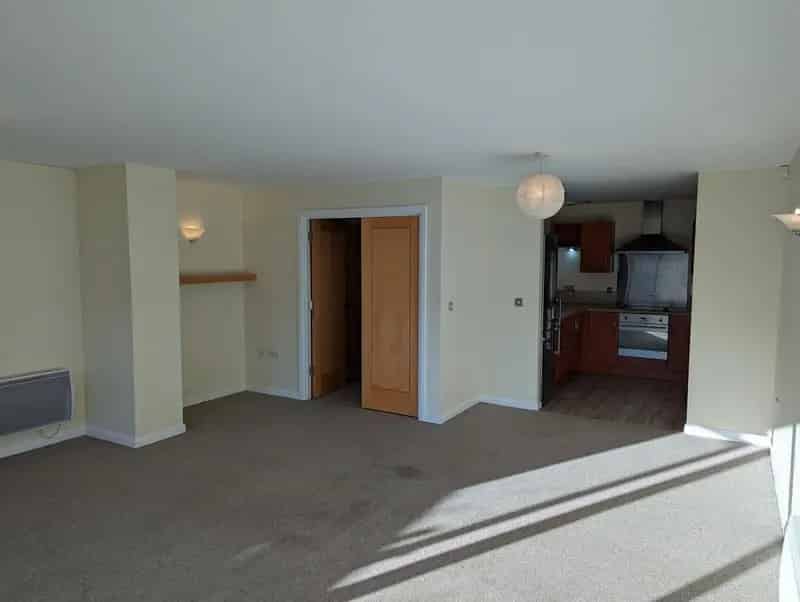 2 Bed City Centre Apartment Bristol - Balcony Parking