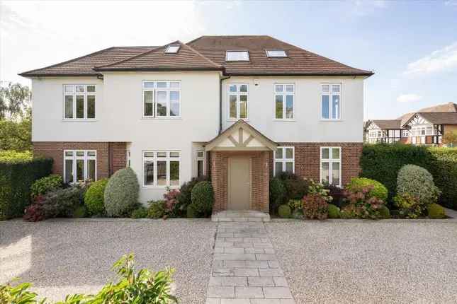 Detached House for Sale in Queen's Park, London NW10