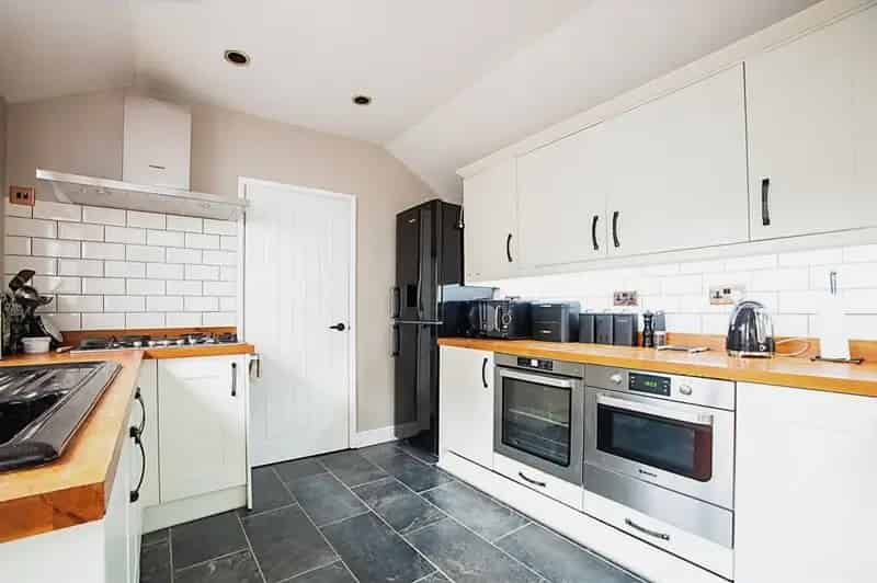 Three Bedroom Detached House Old Town Garage Parking Garden