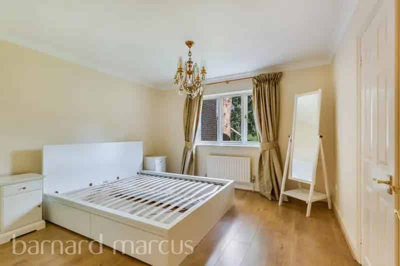 Two Double Bedroom Apartment with Parking near Hampton Wick