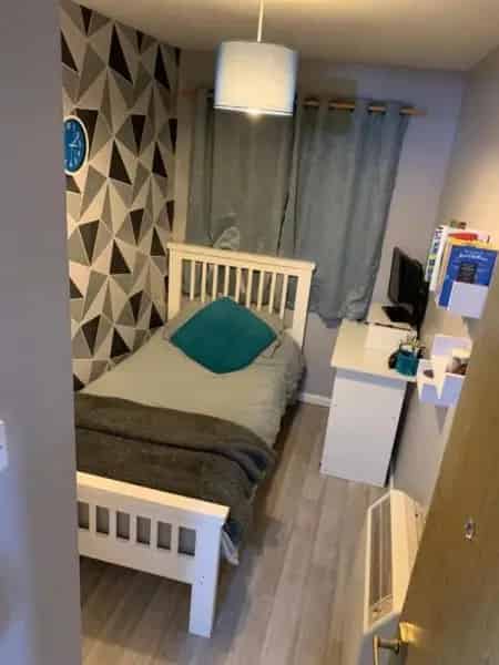 Large 2 Bedroom Flat Near Schools and Parks