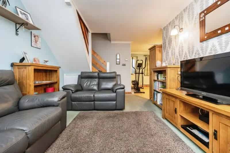 Three Bedroom Family Home Luton Farley Hill Garage Parking