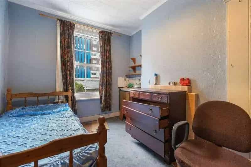 5 bed house for sale