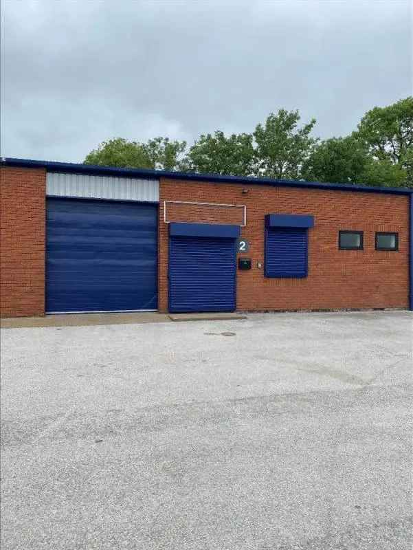 Warehouse to Let Secure Site Parking Roller Shutter Door 3-Phase Power