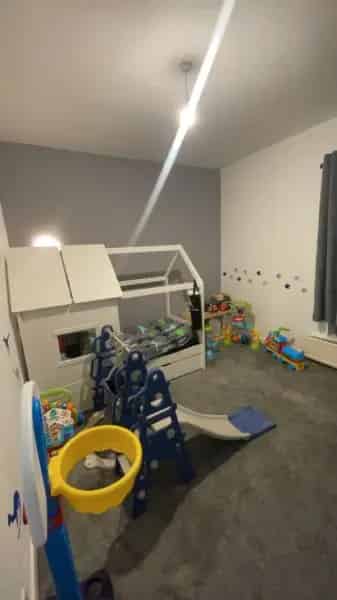 Large Family Home Near Schools Shops and Train Station