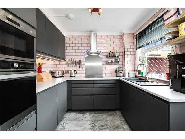 3 Bedroom Mid Terrace House for Sale in Hamilton