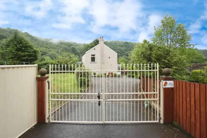 3 Bedroom Detached House Large Garden Family Home Excellent Schools