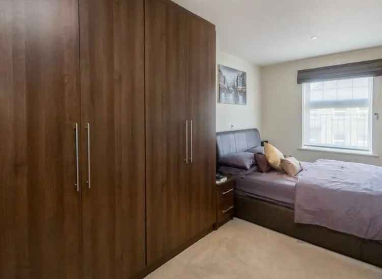 2-Bedroom Apartment Brentford South Ealing Lift Parking Balcony