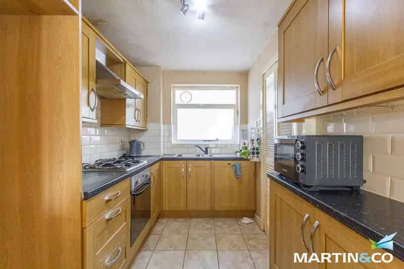 3 Bedroom Terraced House with Garage and Garden