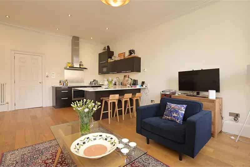 1 Bed Flat Edinburgh Shore - Modern Kitchen & Built in Storage
