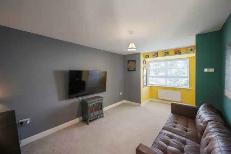 3 Bed Semi-Detached House with Garage and Gardens