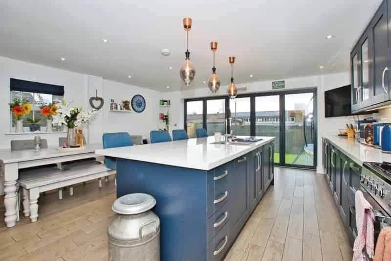 4 Bed Family Home with Hot Tub and Garage