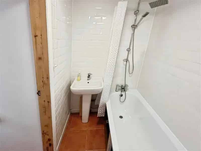 2 Bedroom House Near Green Spaces and Transport Links