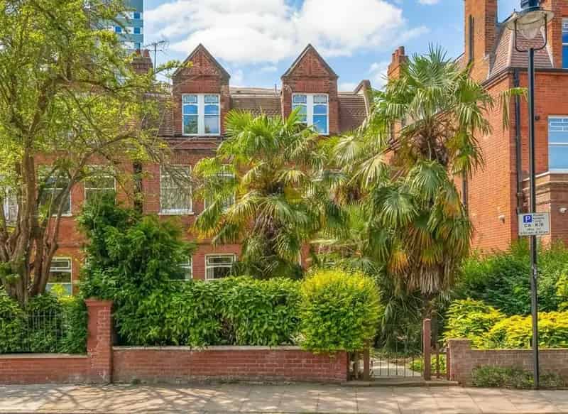 Spacious 3-Bedroom Garden Apartment South Hampstead Leasehold