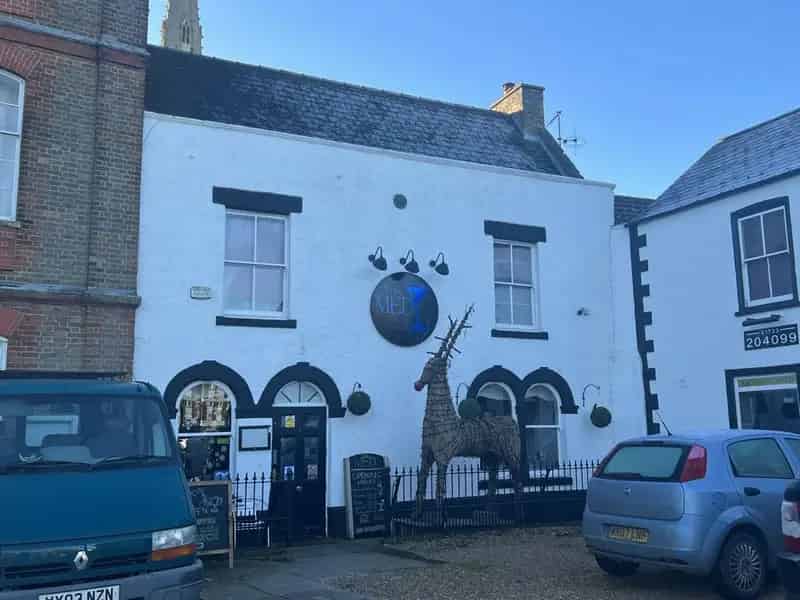 Town Centre Bar Restaurant with 3 Flats and Maisonette - Investment Opportunity