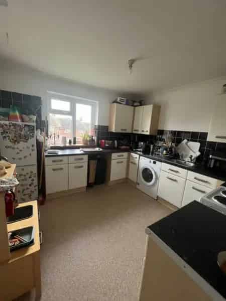 Spacious 2 Double Bedroom House Near Shops and Train Station