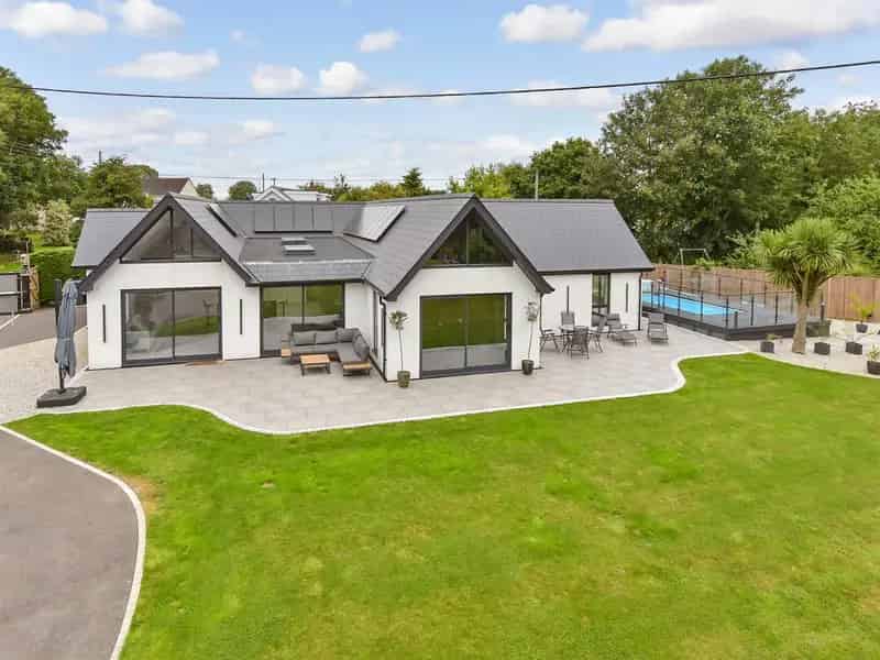 5 Bedroom Detached Bungalow with Cinema Room and Outdoor Kitchen