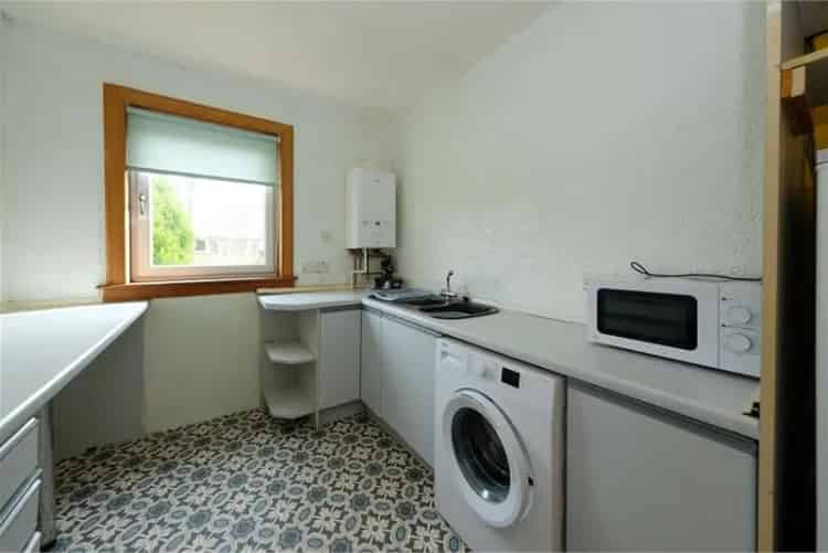 2 Bed Flat Dunfermline - Spacious Upper Flat with Garden and Parking