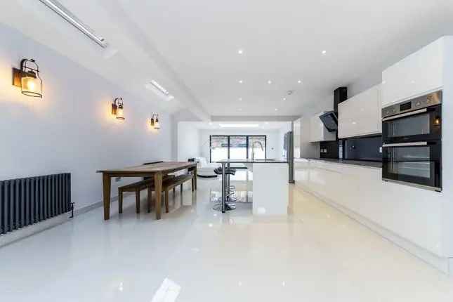 Four Double Bedroom House for Rent in Fulham SW6