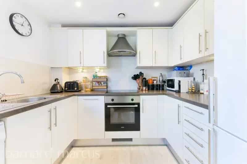 Spacious 2-Bed Maisonette near Redhill Station