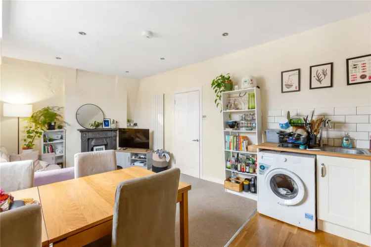 2 Bedroom Flat in Brixton  Modern Open Plan Living Near Brockwell Park