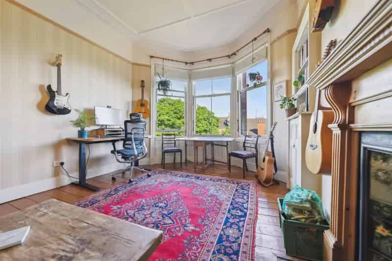 2 Bedroom Shawlands Flat Modern Kitchen Original Floorboards