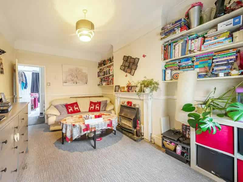 2 Bed Flat Aldershot Share of Freehold Investment 5.7% Yield