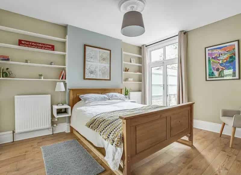 Ground Floor 2-Double Bedroom Garden Flat with 3 Outhouses